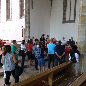 Exkursionsteilnehmerinnen und Exkursionsteilnehmer in der Pfarrkirche Enns-St. Marien