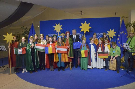 SternsingerInnen aus 6 Ländern mit EU-Vizepräsident Rainer Wieland in Brüssel. 