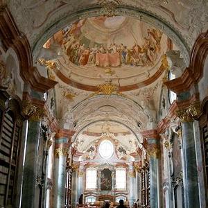 Dann folgte die barocke Bibliothek mit weit mehr B�chern in den W�nden.
