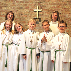 Gruppenfoto der  MinistrantInnen mit Maria Fischer und Renate Moser