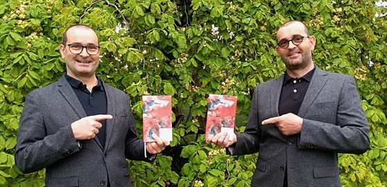 Die Zwillinge Stefan Schlager (l.) und Thomas Schlager-Weidinger erstmals als Co-Autoren