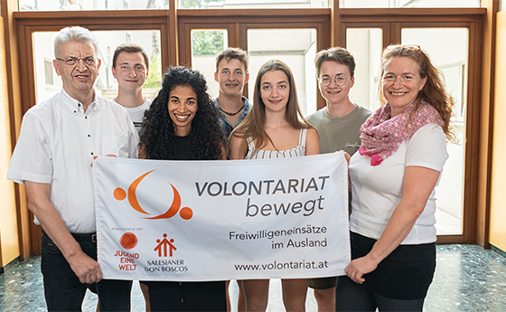 (v.l.) Pater P. Obermüller, Simon Weißensteiner, Mag. Mariama Sow, Raphael Wimmer, Lea Lässer, Michael Rom, Hannelore Bauer