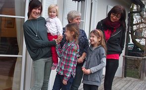 Marie-Julia Gaheis (mit ihren Kindern Ida, Valentina und Livia), Marianne Leberbauer und Helga Wimmer-Hinterhölzl engagieren sich für den Familienfasttag.