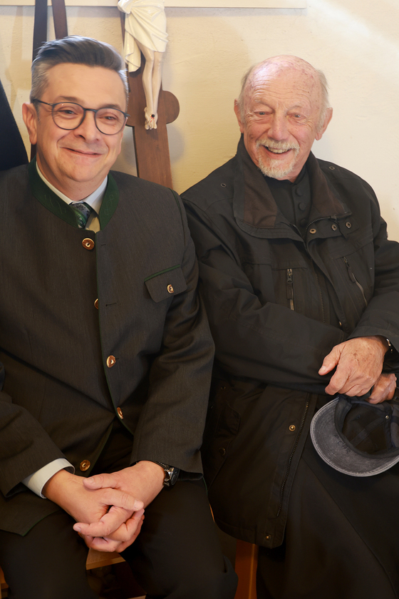 P. Christoph Eisl mit Mesner Harald Luckerbauer in der Sakristei / Franz.Etzenberger P. Christoph Eisl mit Mesner Harald Luckerbauer in der Sakristei