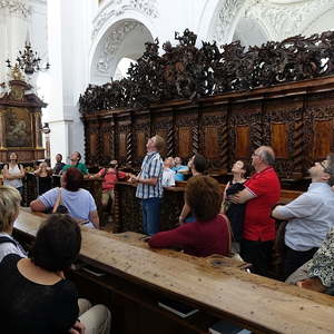 Exkursionsteilnehmerinnen und Exkursionsteilnehmer in der Stiftskirche Baumgartenberg