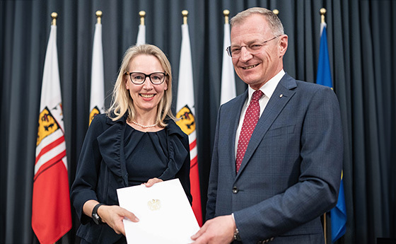 Thomas Stelzer verleiht im Auftrag des Bundespräsidenten an Anna Kapfer-Weixlbaumer den Berufstitel Professorin. 