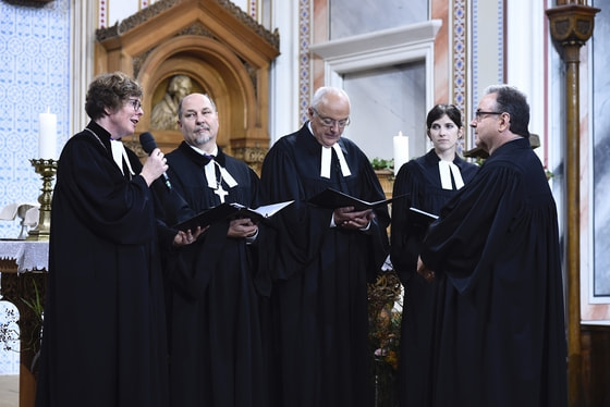 Beate Hoffmann, Bischöfin der Evangelischen Kirche von Kurhessen-Waldeck, der oberösterreichische Superintendent Gerold Lehner, Altbischof Michael Bünker, Pfarrerin Helene Lechner und Bischof Michael Chalupka (v.l.) bei der Amtseinführung.