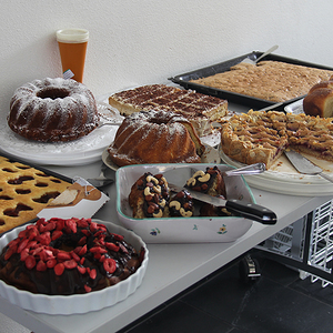 Am Kuchenbuffet waren auch heimische Süßspeisen zu finden