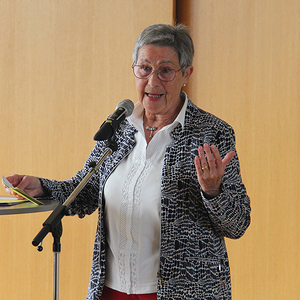 Dorli Reindl begrüßt die Gäste und bedankt sich bei der Stadtgemeinde Leonding und der Pfarre Leonding-St.Michael für die Unterstützung