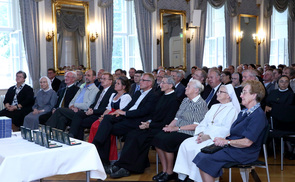 Verdiente EntwicklungshelferInnen und MissionarInnen wurden von Landeshauptmann Pühringer geehrt. © Heinz Kraml / Land OÖ